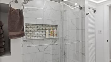 Sèche-cheveux, savon, shampoing, papier toilette