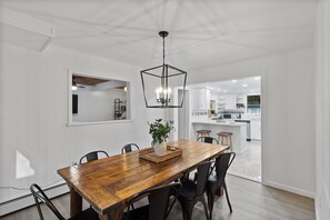 Dining - Eagle Rock Resort - Just a short walk to the beach! (Hazleton)