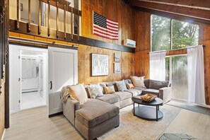 Smart TV, foosball, books - Eagle Rock Resort - Just a short walk to the beach! (Hazleton)