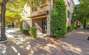 Exterior - Dallas Townhouse with rooftop (Dallas)