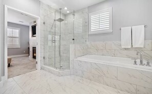 Shower, jetted tub, hair dryer, towels - Dallas Townhouse with rooftop (Dallas)