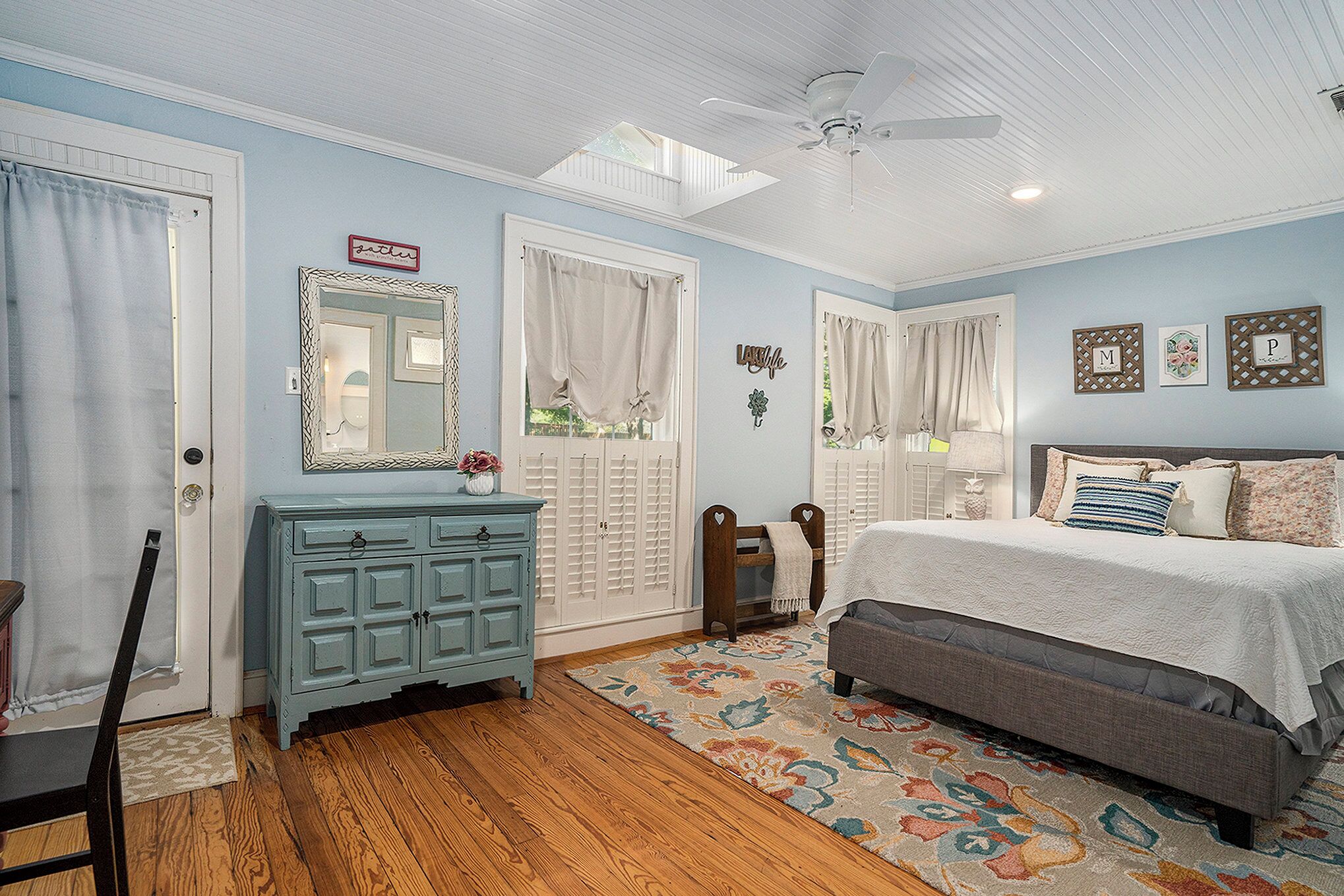 3 bedrooms, desk, WiFi, bed sheets