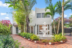 Exterior - 2 Mansions! | Free Pool Heat | Garden & BBQ | Sleeps 22-8 BR (West Palm Beach)