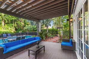 Outdoor dining - 2 Mansions! | Free Pool Heat | Garden & BBQ | Sleeps 22-8 BR (West Palm Beach)