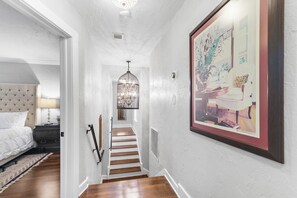 8 bedrooms, iron/ironing board, WiFi, bed sheets - 2 Mansions! | Free Pool Heat | Garden & BBQ | Sleeps 22-8 BR (West Palm Beach)