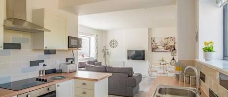 Apartemen | Dapur pribadi | Lemari es, microwave, oven, dan kompor