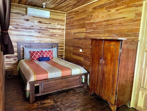 2 bedrooms, travel cot, free WiFi, bed sheets