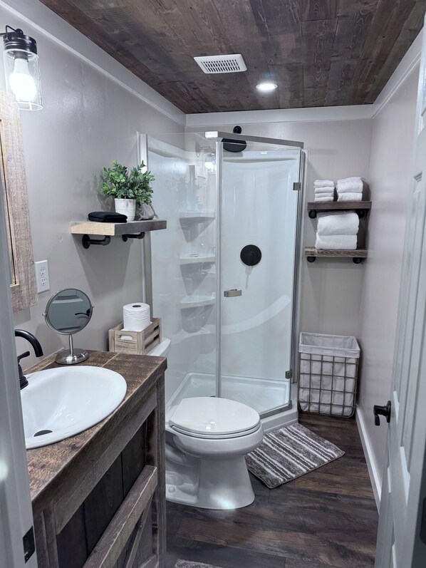 Dusche, Handtücher, Seife, Toilettenpapier