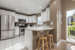 Frigorifero, microonde, forno, piano cottura