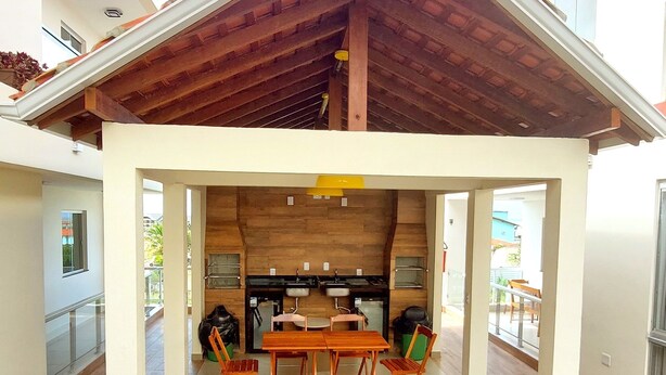 Una cocina moderna con armarios de madera y una isla central.