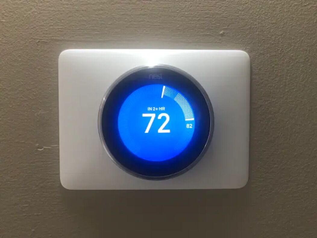 En termostat med en digital display som visar en temperatur på 72 grader.