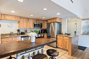Réfrigérateur, four à micro-ondes, un four, surface de cuisson