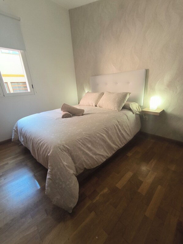 1 habitación, tabla de planchar con plancha, wifi y ropa de cama 