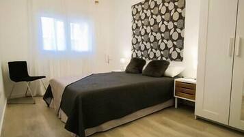 3 makuuhuonetta, silitysrauta/-lauta, Wi-Fi, vuodevaatteet