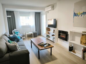 Televisión y chimenea 