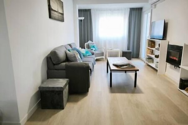 TV, fireplace