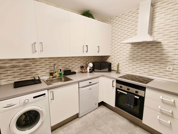 Køleskab, mikrobølgeovn, ovn, kogeplade