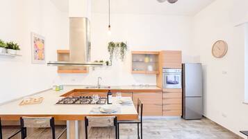 Micro-ondes, four, plaque de cuisson, cafetière/bouilloire