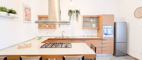 Mikrobølgeovn, ovn, kokeplater og kaffetrakter/tekoker