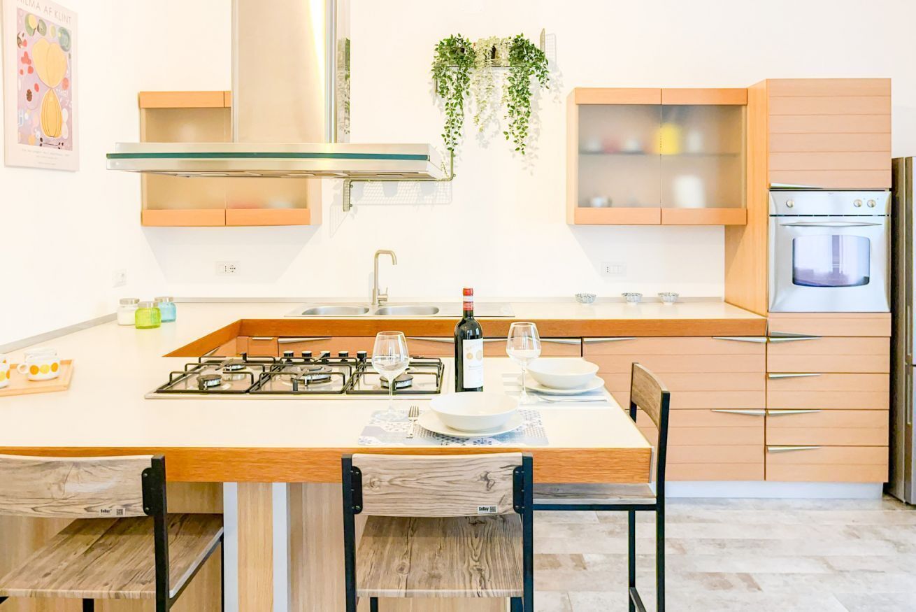 Mikrobølgeovn, ovn, kokeplater og kaffetrakter/tekoker