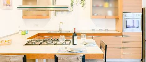 Mikrobølgeovn, ovn, kokeplater og kaffetrakter/tekoker