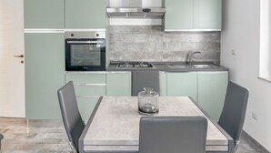 Coffee/tea maker, fridge, microwave, oven - Residenza delle Rose 2, comfortable two-room apartment near the sea (Roseto degli Abruzzi)