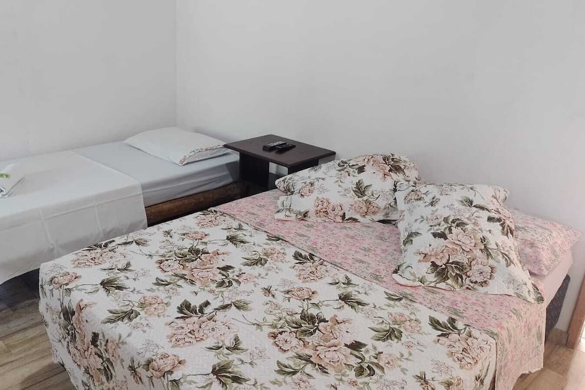 Familie appartement, uitzicht op tuin | Luxe beddengoed, verduisterende gordijnen, een strijkplank/strijkijzer