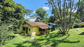 Quarto quádruplo família, vista para o jardim | Cortinas blackout, ferros/tábuas de passar roupa, Wi-Fi de cortesia