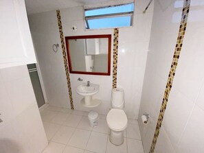 Shower, towels, soap, toilet paper - Apto Tranquilo en Cartagena (Cartagena)