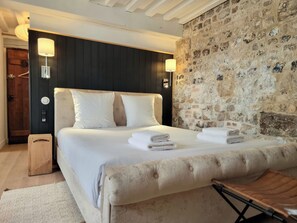 Tabla de planchar con plancha, wifi y ropa de cama 