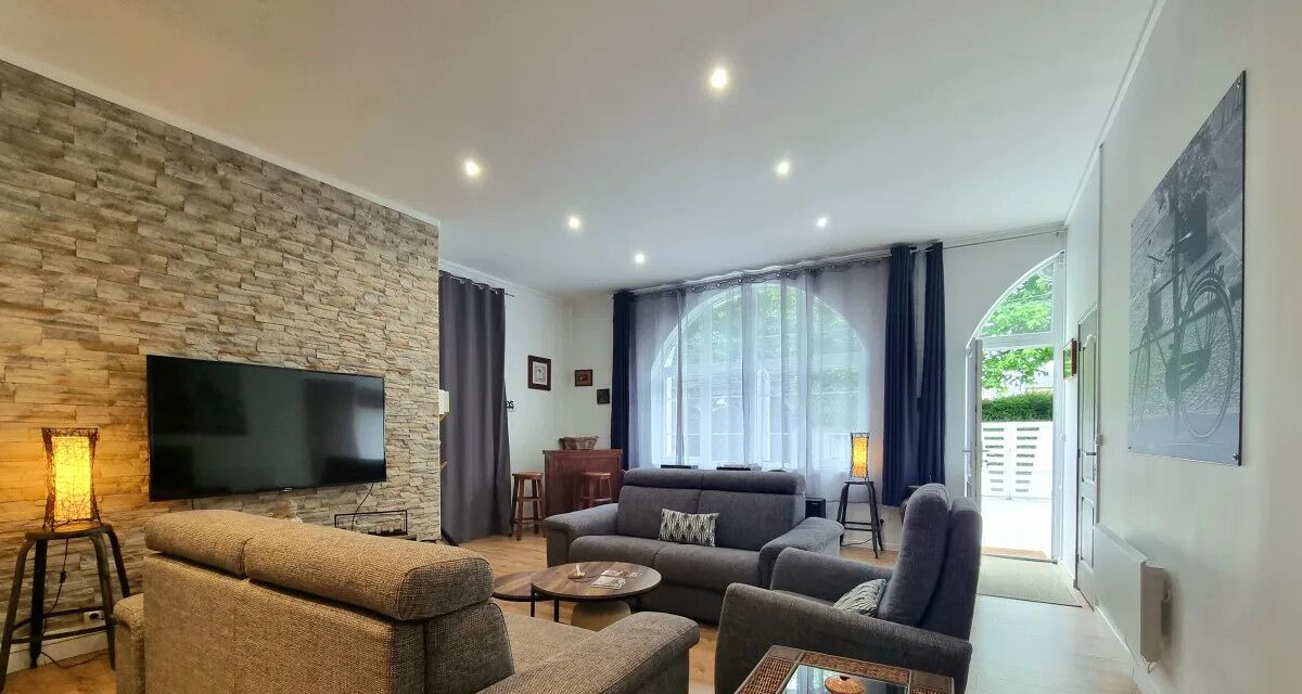 Fernseher, Tischtennisplatte, Bücher