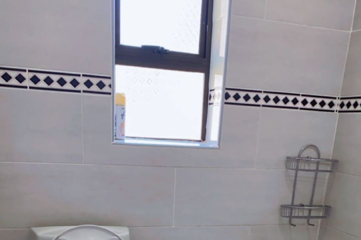 Standaard tweepersoonskamer | Badkamer | Een bad/douchecombinatie, een regendouche, handdoeken
