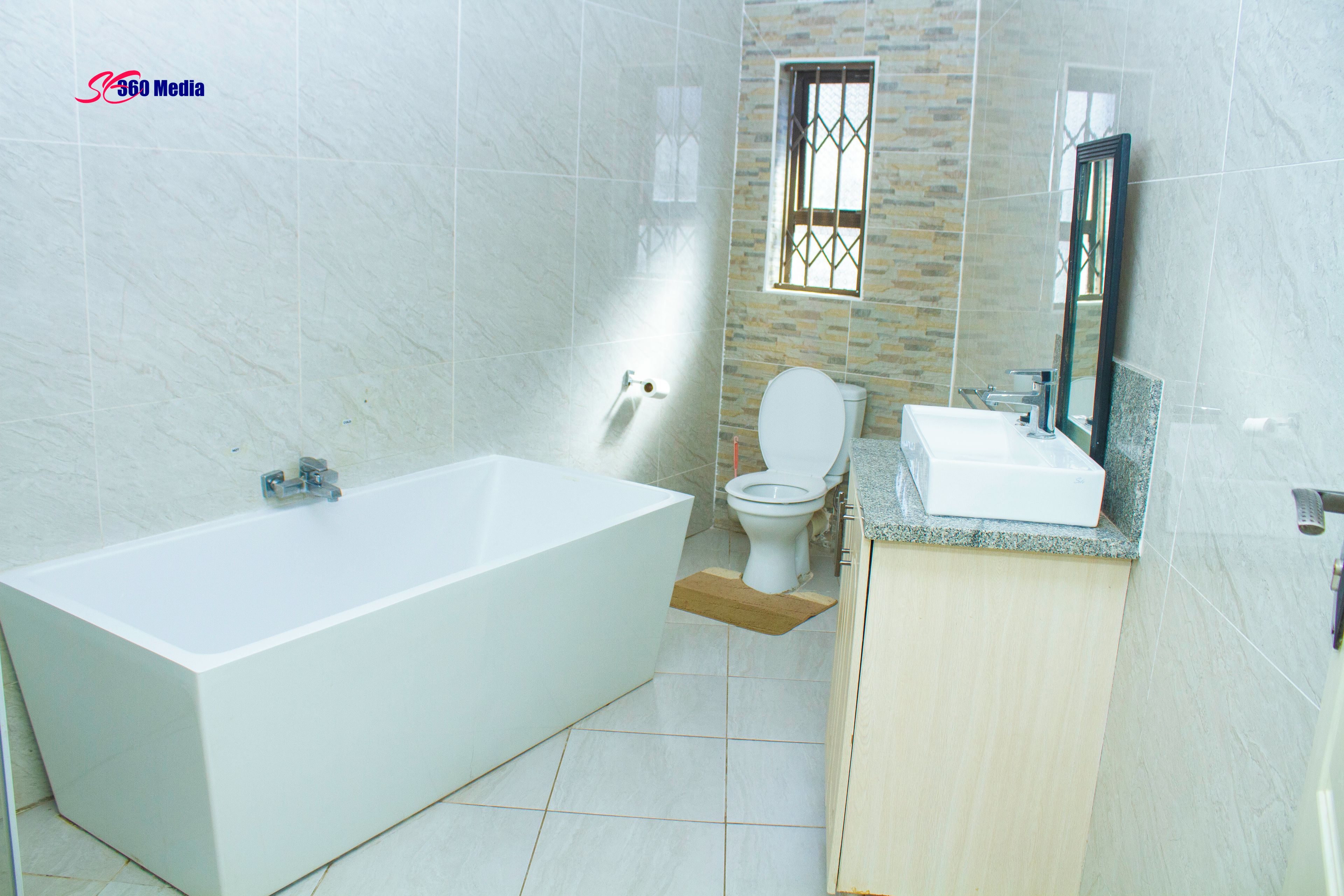 Standard Single Room | Bathroom | Combined shower/tub, rainfall showerhead, towels