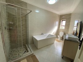 Habitación individual estándar | Baño | Ducha y bañera combinadas, cabezal de ducha tipo lluvia y toallas