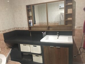 Dusche, Handtücher, Toilettenpapier