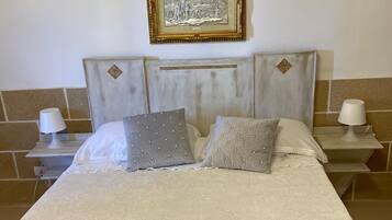 4 bedrooms, WiFi, bed sheets