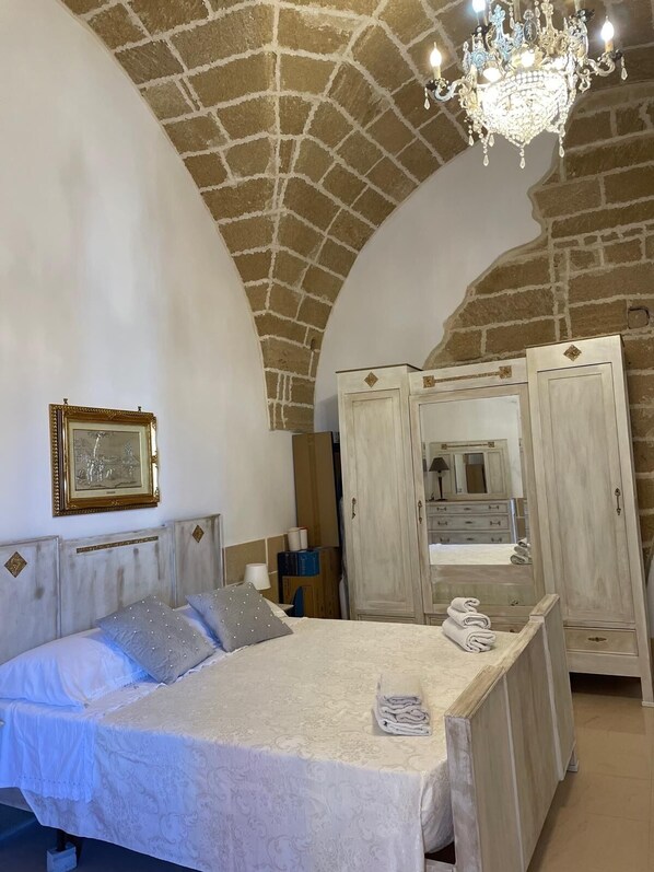 4 bedrooms, WiFi, bed sheets