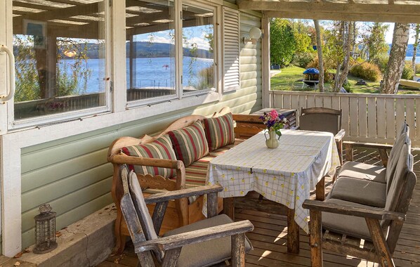 Outdoor dining - Beautiful home in Tranås with lake view (Tranås)
