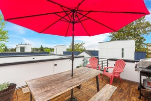 Outdoor dining - Stylish Townhouse Near Seattle Attractions with EV Charger (Seattle)