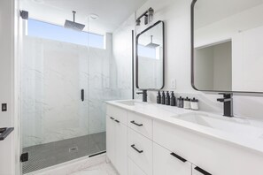 Douche, sèche-cheveux, serviettes fournies, savon