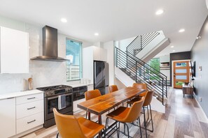 Fridge, microwave, oven, stovetop - Stylish Townhouse Near Seattle Attractions with EV Charger (Seattle)