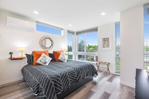 4 bedrooms, desk, iron/ironing board, WiFi - Stylish Townhouse Near Seattle Attractions with EV Charger (Seattle)