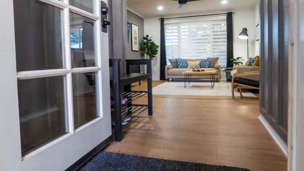 A modern living room with a sofa, coffee table, and a ceiling fan. - Modern home 3-BR Retreat — Quiet, Cozy, & Family-Friendly in Fresno. (Fresno)