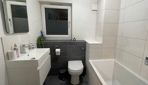 Appartement | Salle de bain | Ensemble douche/baignoire, baignoire relaxante profonde