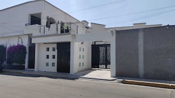 Vista frontal de la propiedad