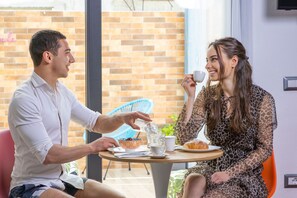 Petit déjeuner en libre-service compris tous les jours