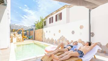 Außenpool (je nach Saison geöffnet), Liegestühle