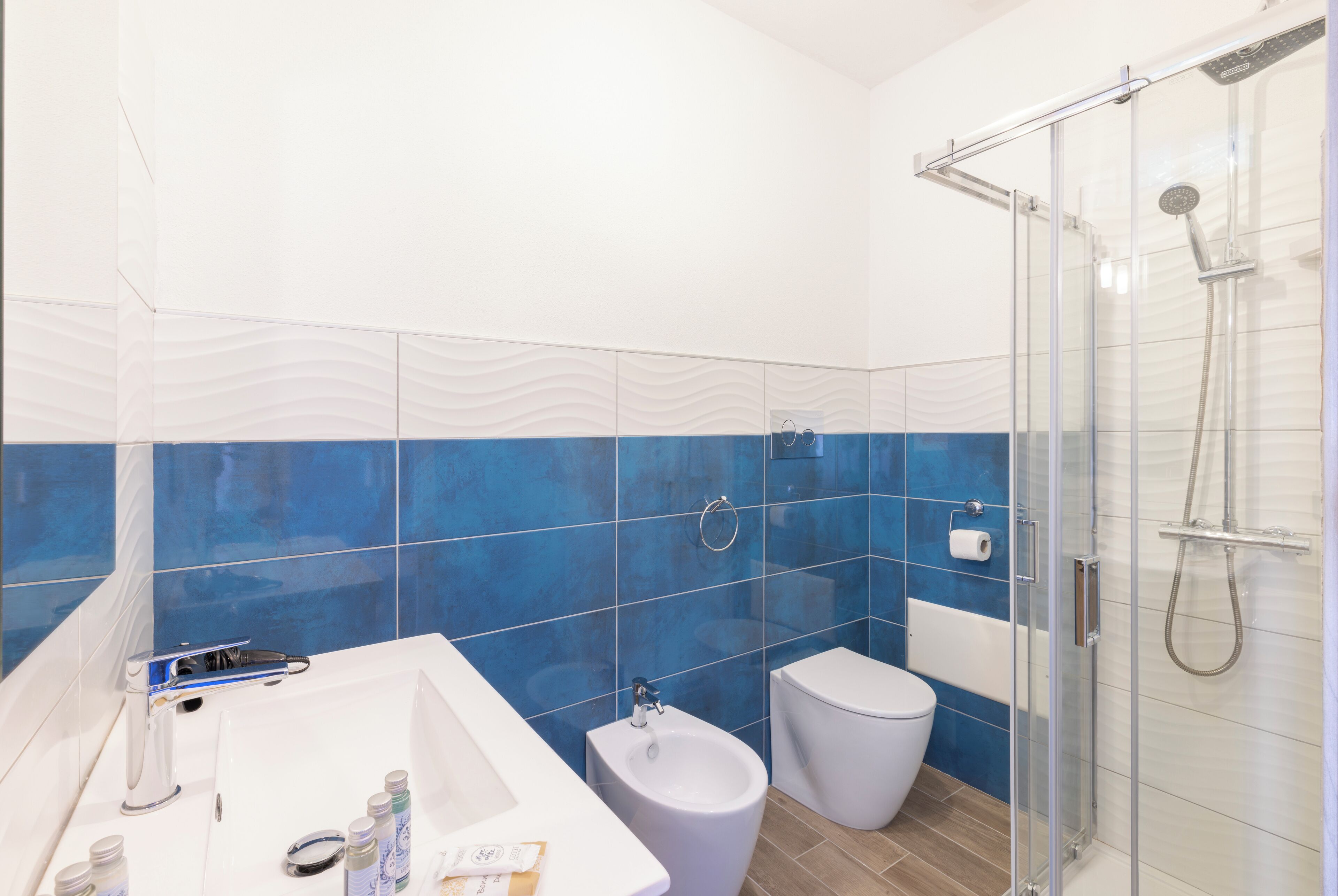 Ein modernes Badezimmer mit Badewanne, Bidet, Toilette und einer Duschkabine.