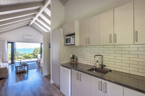 Een koelkast, een magnetron, een waterkoker, een broodrooster