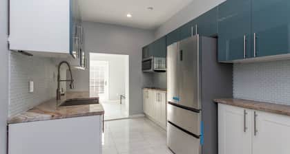 Private, Couple's Retreat. Ideal three people. Pets. Free parking on Street.